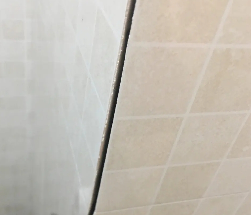 华蓥瓷砖空鼓维修公司分享阳台瓷砖脱落的修复过程可以分为以下几个步骤