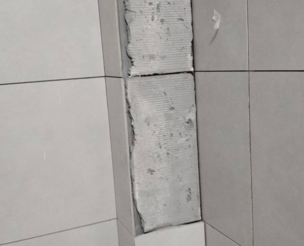 华蓥瓷砖空鼓维修公司分享下瓷砖施工前基层浇水润湿程度不足，可能导致以下问题