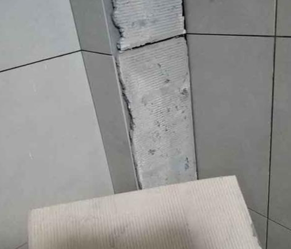 华蓥瓷砖空鼓维修公司分享下厨房瓷砖脱落的补救措施。